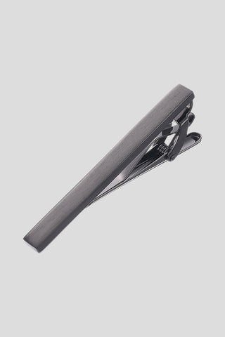 Børstet sort metal slipsenål SUIT CLUB