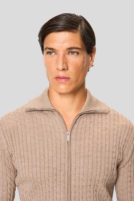 Sandfarbener Merino-Kabelstrick-Cardigan mit Reißverschluss