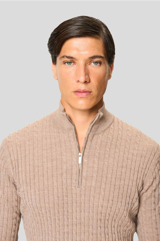 Sandfarbener Merinowolle-Kabelstrickpullover mit kurzem Reißverschluss