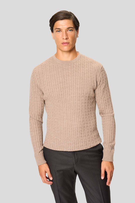 Sandfarbener Merino-Rundhalspullover im Kabelstrick