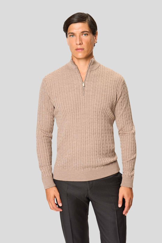 Sandfarbener Merinowolle-Kabelstrickpullover mit kurzem Reißverschluss