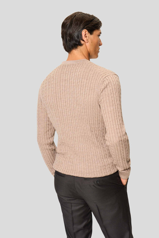 Sandfarbener Merino-Rundhalspullover im Kabelstrick