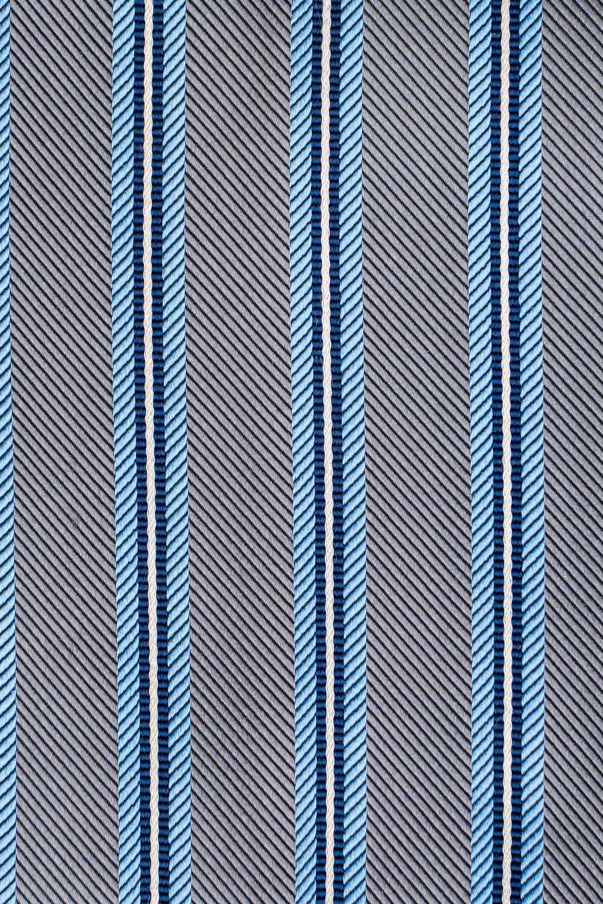 Grå & blå stribet silkelommeklud PVD