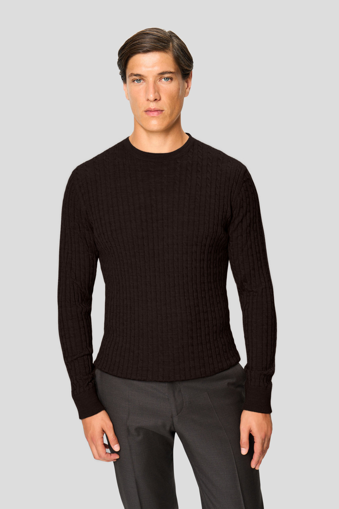 Brauner Merino-Rundhalspullover mit Zopfmuster