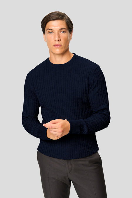 Marineblauer Merino-Rundhalspullover im Kabelstrick
