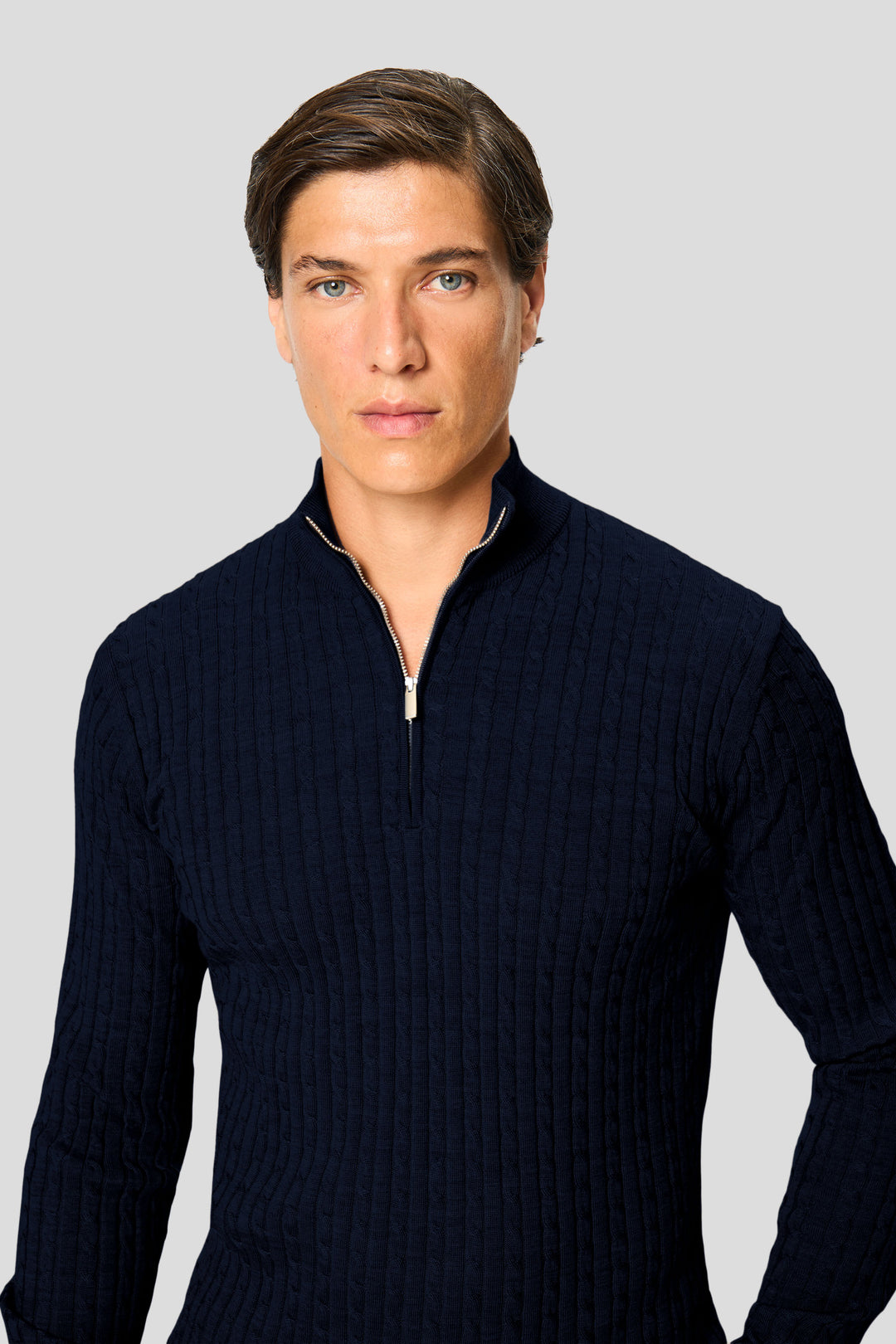 Marineblauer Merino-Kabelstrickpullover mit 1/4-Reißverschluss