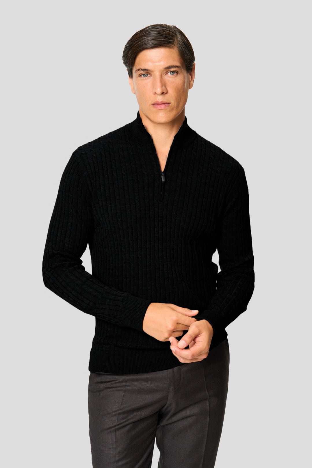 Schwarzer Merino-Kabelstrickpullover mit Quarter-Zip